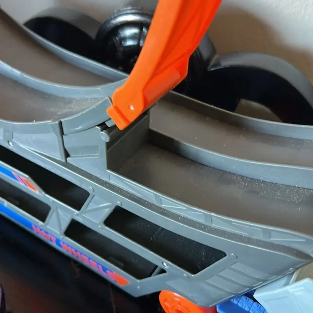Mattel Hot Wheels Stunt & Go Track Set + 9 Hot Wheels Cars